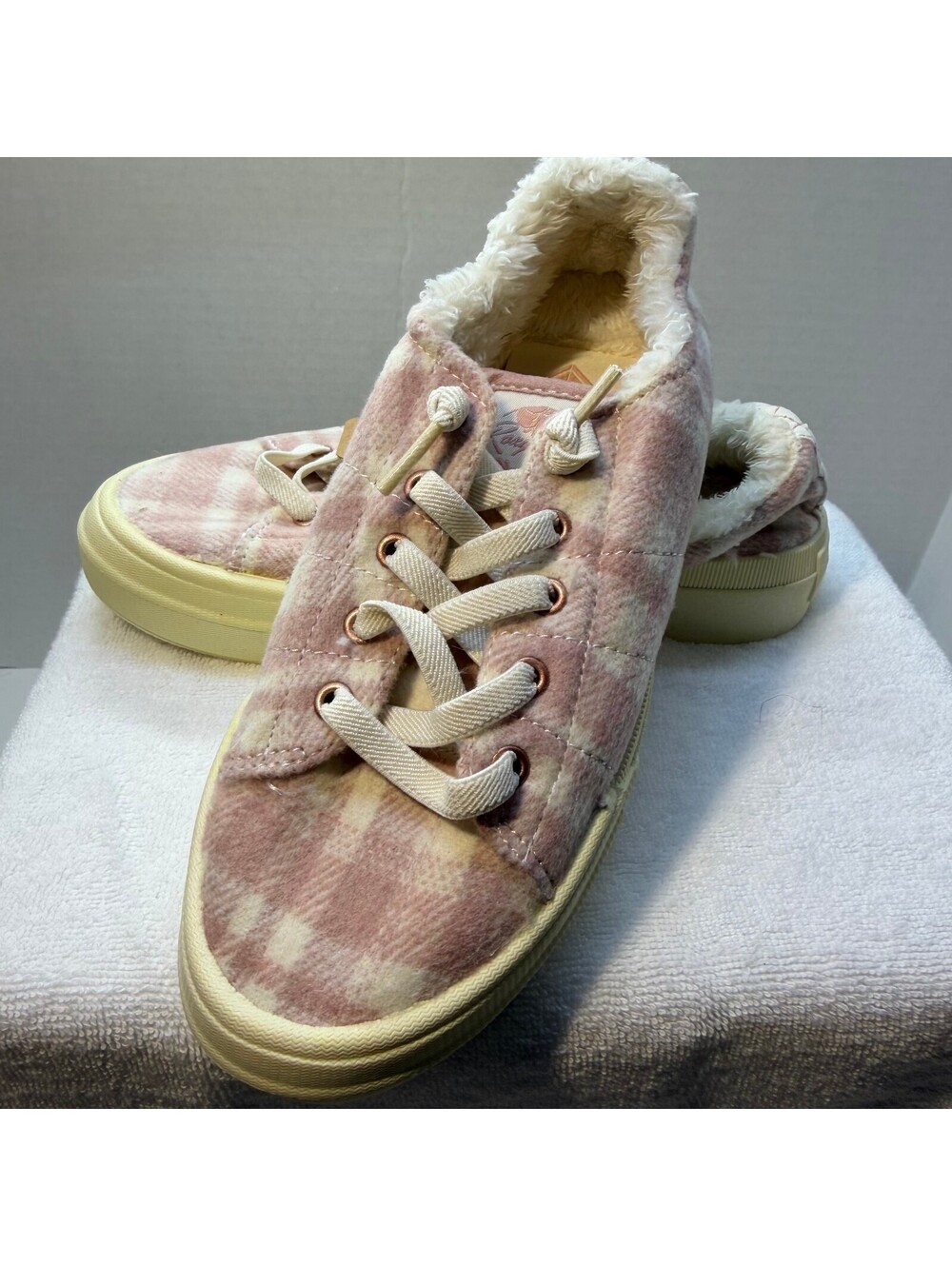 Roxy Women's Pink Plaid Faux Fur Lined Sneakers Size 6
